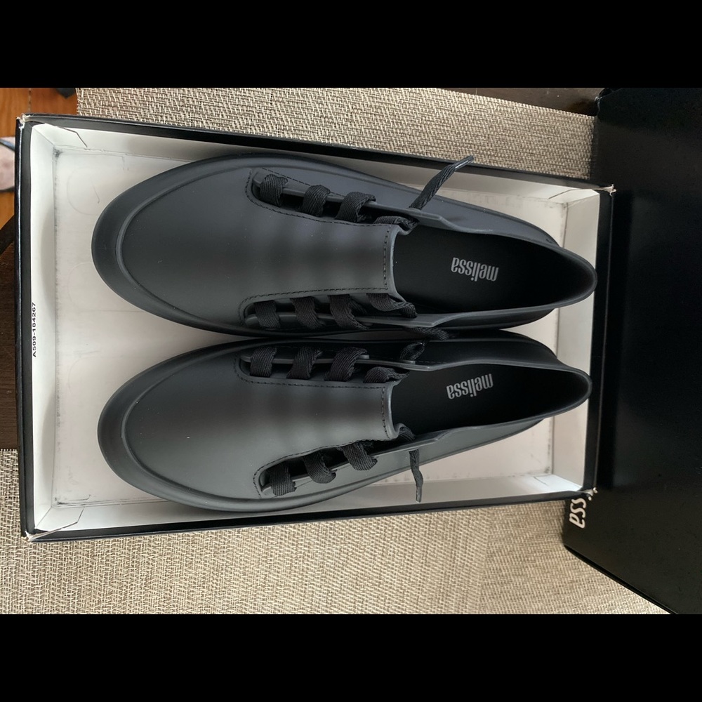 Sneaker size 7